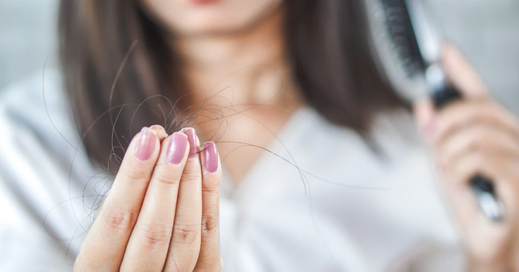 Comment arrêter la chute des cheveux et conseils pour la contrôler avec des remèdes maison naturels