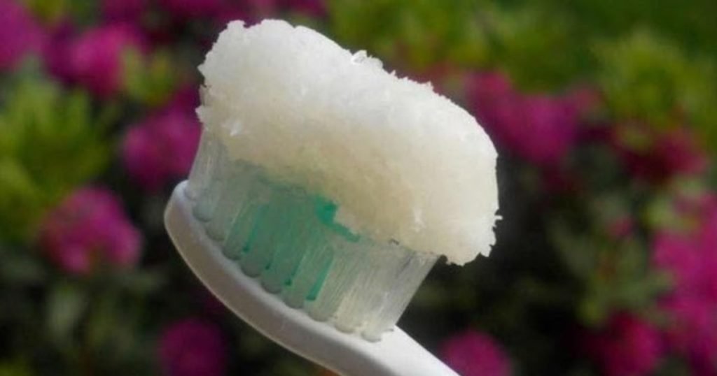 un dentifrice maison à l'huile de noix de coco