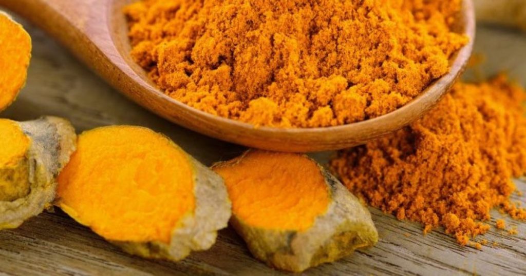 Le curcuma est un médicament naturel qui soigne les problèmes digestifs lutte contre l’inflammation diminue le risque du cancer