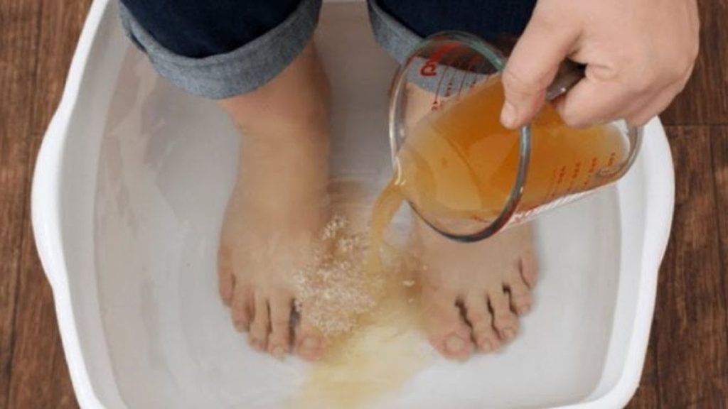 Mettez vos pieds 15 minutes dans du vinaigre, c’est excellent pour la santé