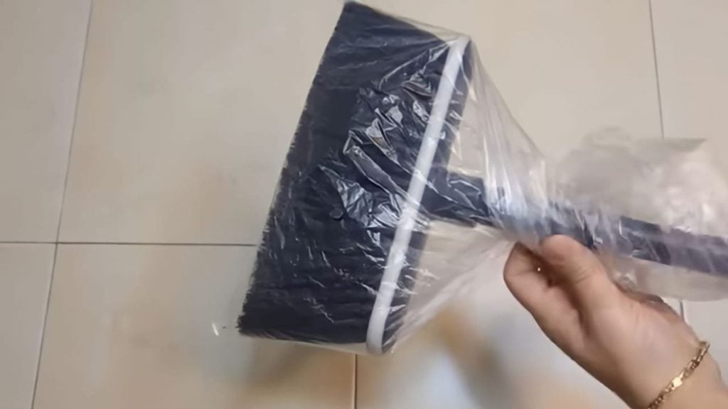 Mettez un sac plastique sur le balai, tout le monde le fait : c’est un véritable aspirateur