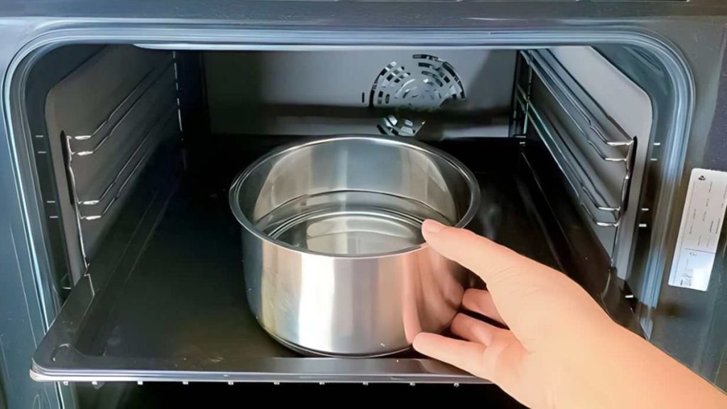 La méthode magique de casserole pour un four bien propre